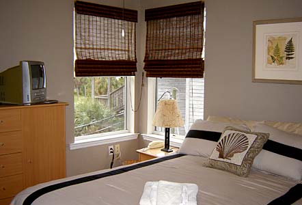 Tranquility in Cedar Key, FL has a Queen bed in the Guest room.